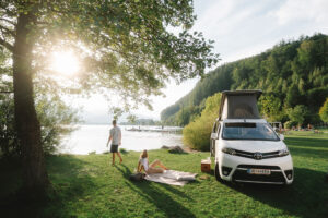 Kemp Berau St. Wolfgang v Solné komoře – kempování přímo na břehu jezera Wolfgangsee. © Oberösterreich Tourismus GmbH / Moritz Ablinger