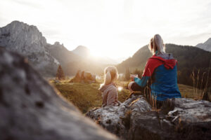 Přestávka na Wurzeralm s paprsky vycházejícího slunce. © Pyhrn­‑Priel Tourismus GmbH / Stefan Mayerhofer