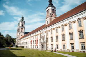 Cyklisté na Dunajské cyklostezce, Klášter St. Florian. © WGD Donau Oberoesterreich Tourismus GmbH CM Visuals Donauradweg reloaded